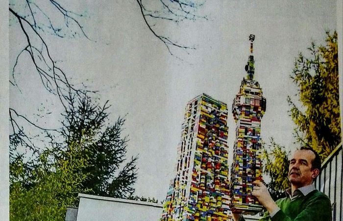 Mit Lego legt er richtig los.
